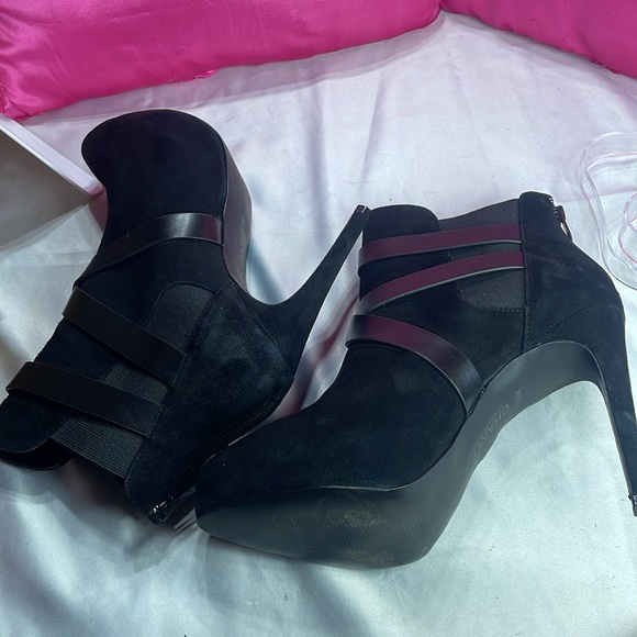 (E2) Charles David black suede heeled ankle boots with gold buckle detail Sz 8.5 - Picture 8 of 10